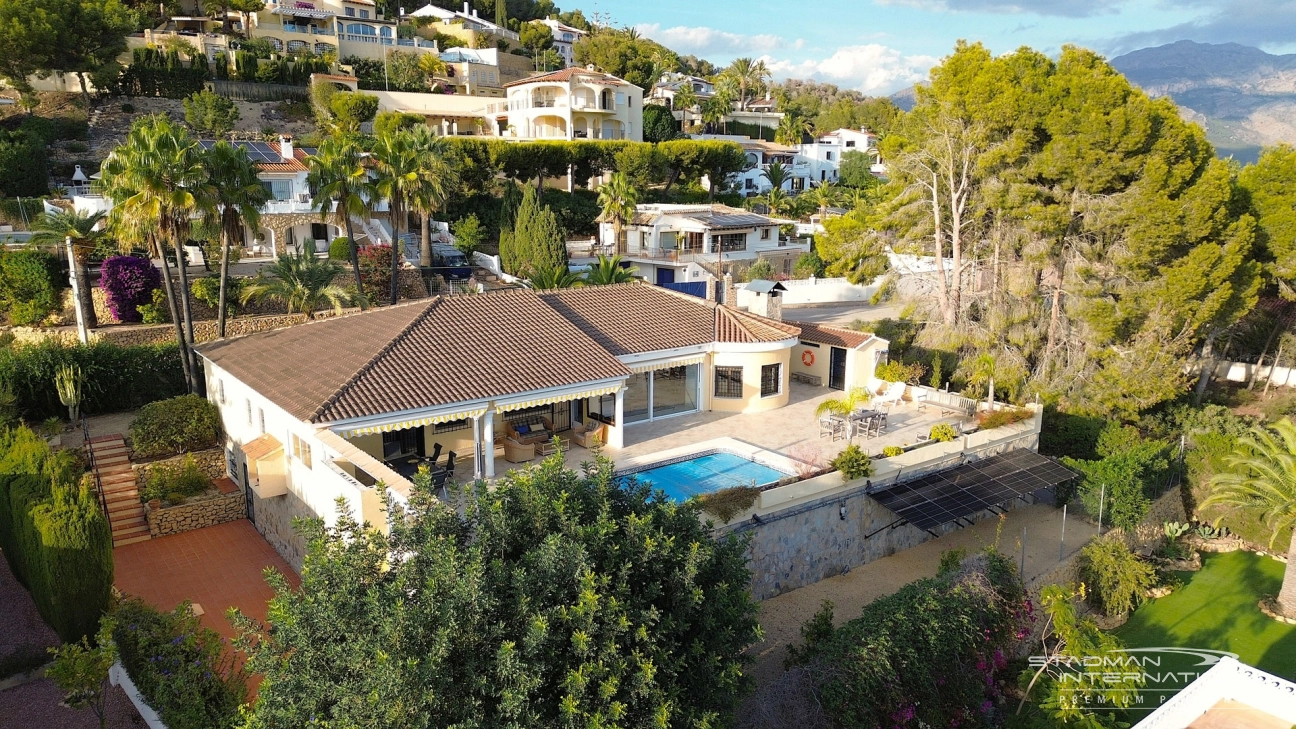 Gelijkvloerse Villa met Zeezicht, Ruime Garage en Onderbouw