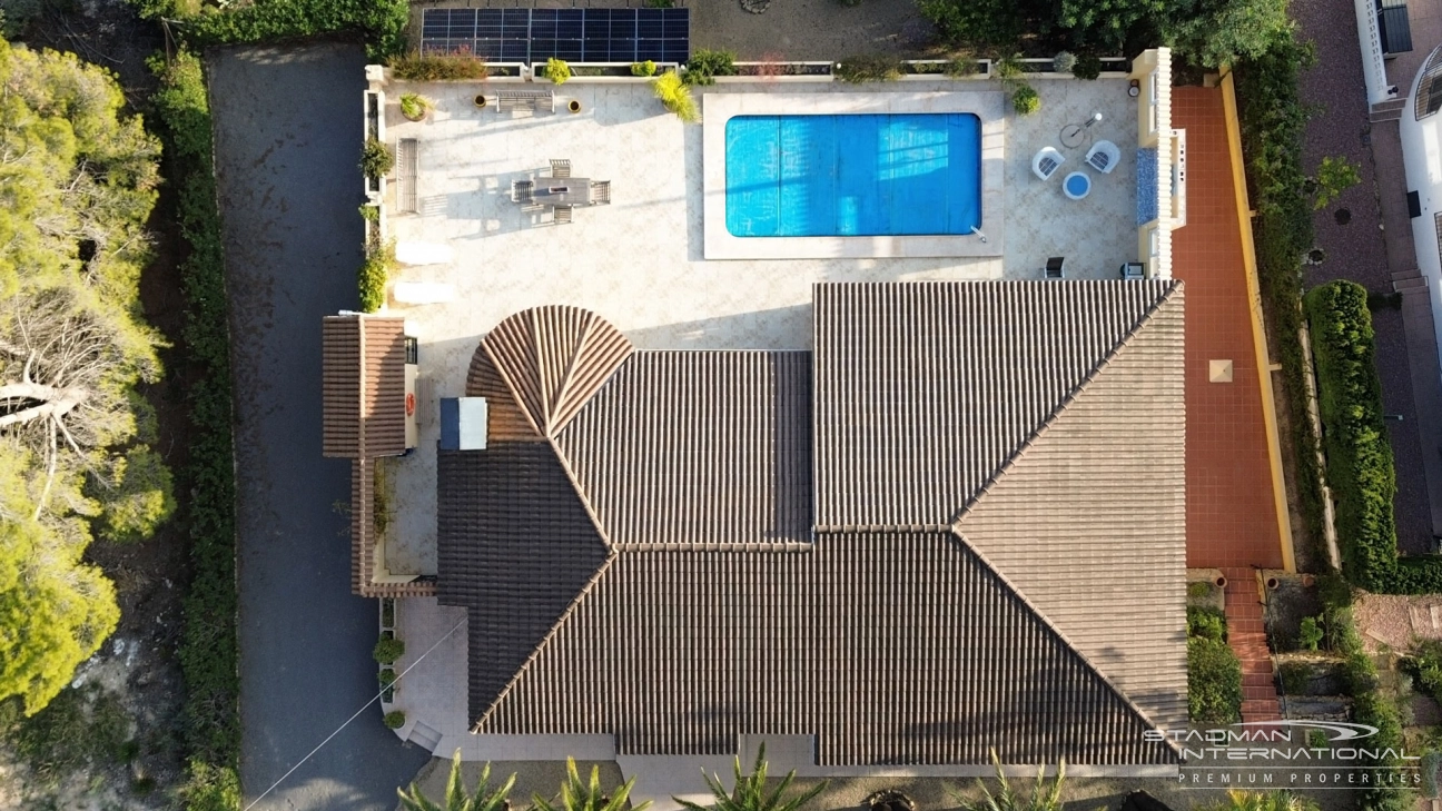 Gelijkvloerse Villa met Zeezicht, Ruime Garage en Onderbouw