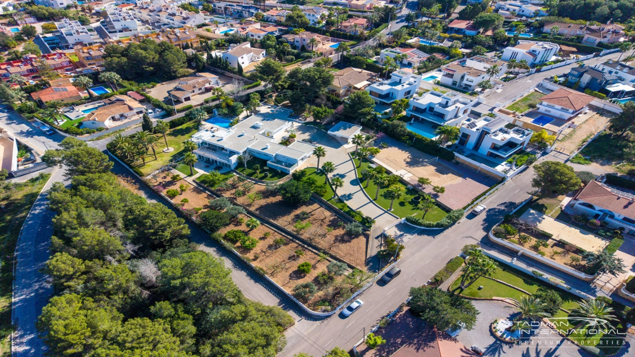 Exclusive Villa on a 6.000 m² Private Estate Near the Heart of Albir