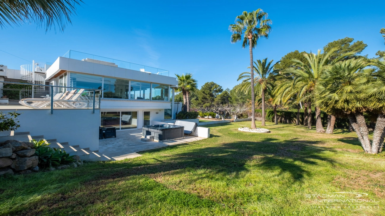 Exclusive Villa on a 6.000 m² Private Estate Near the Heart of Albir