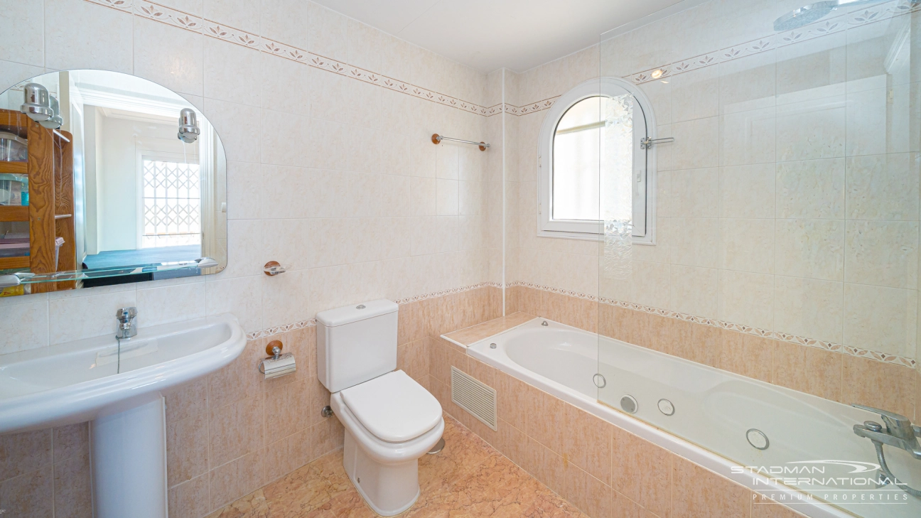 Appartement aan het Strand met Groot Terras en Zeezicht