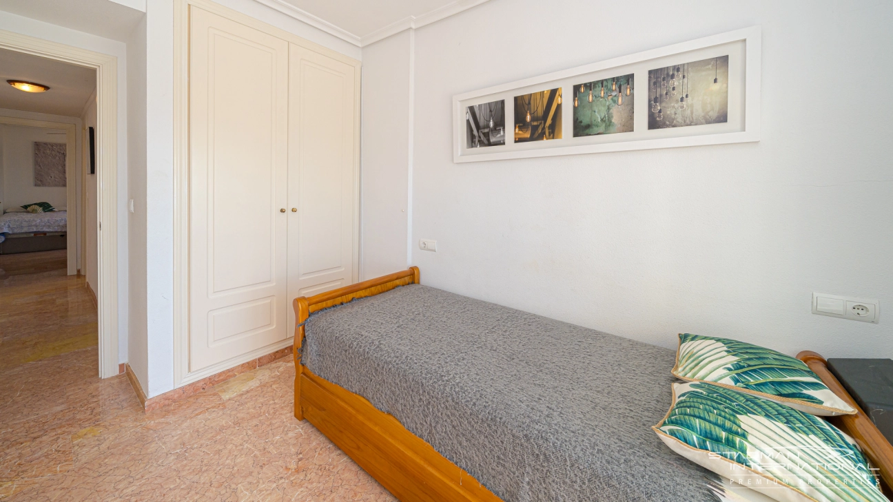 Appartement aan het Strand met Groot Terras en Zeezicht