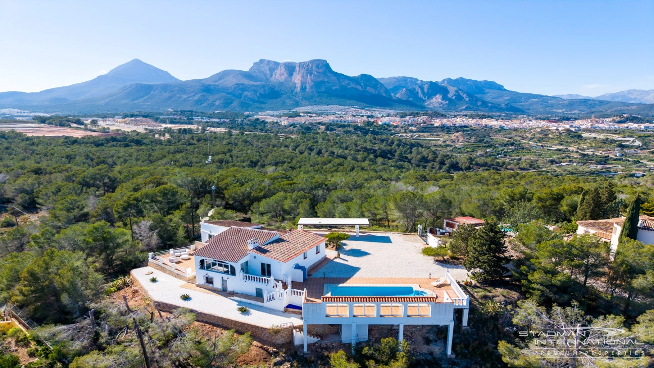 Villa Entièrement Rénovée avec Superbe Vue sur la Mer