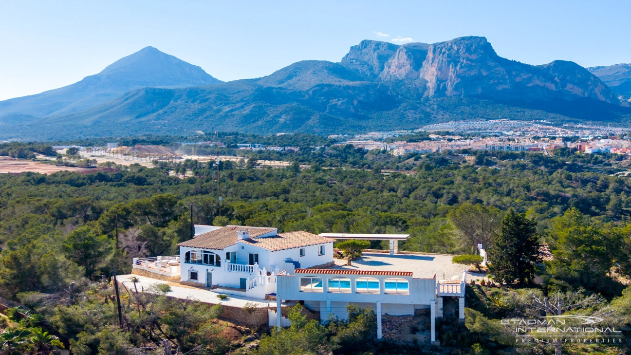 Villa Entièrement Rénovée avec Superbe Vue sur la Mer