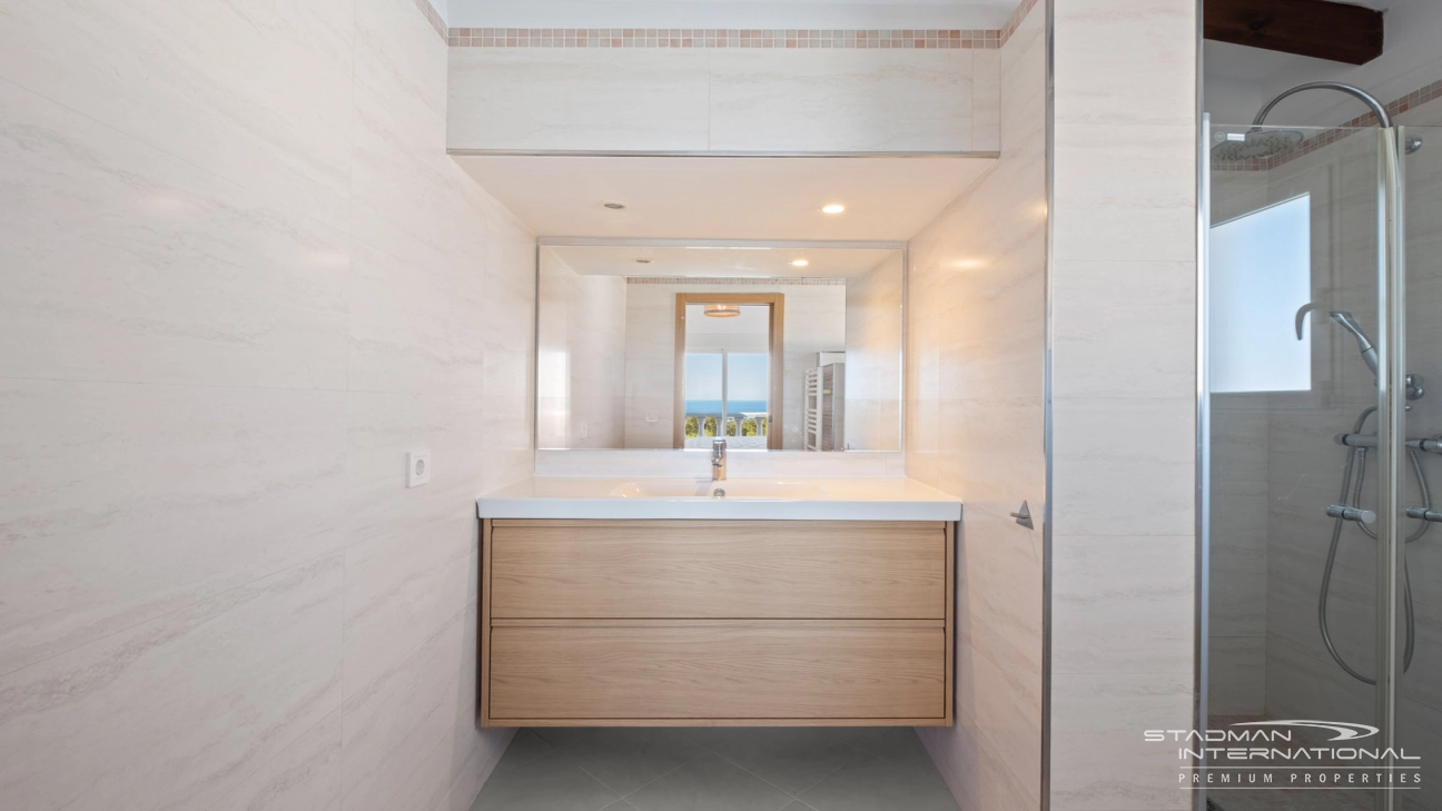 Villa Entièrement Rénovée avec Superbe Vue sur la Mer