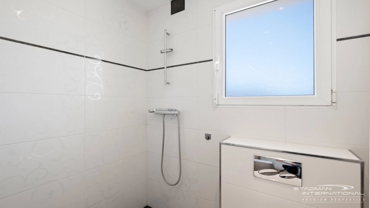 Villa Entièrement Rénovée avec Superbe Vue sur la Mer