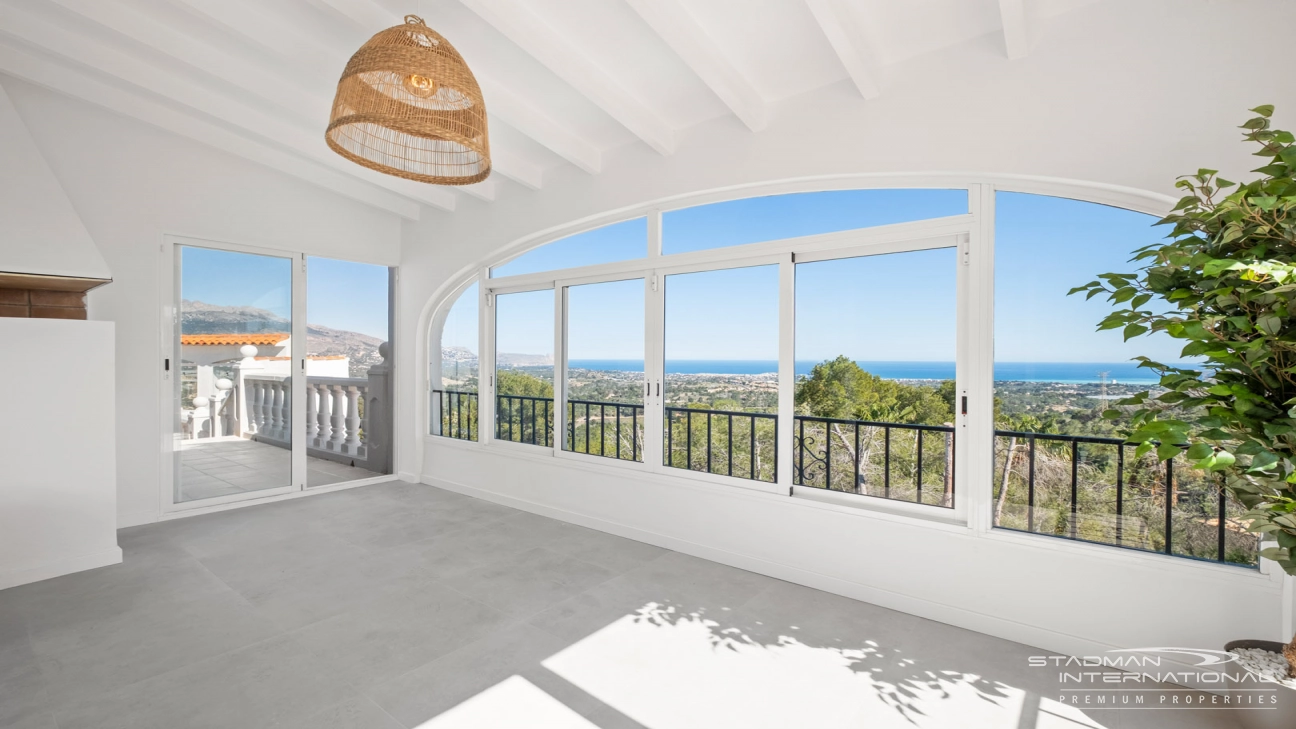 Villa Entièrement Rénovée avec Superbe Vue sur la Mer
