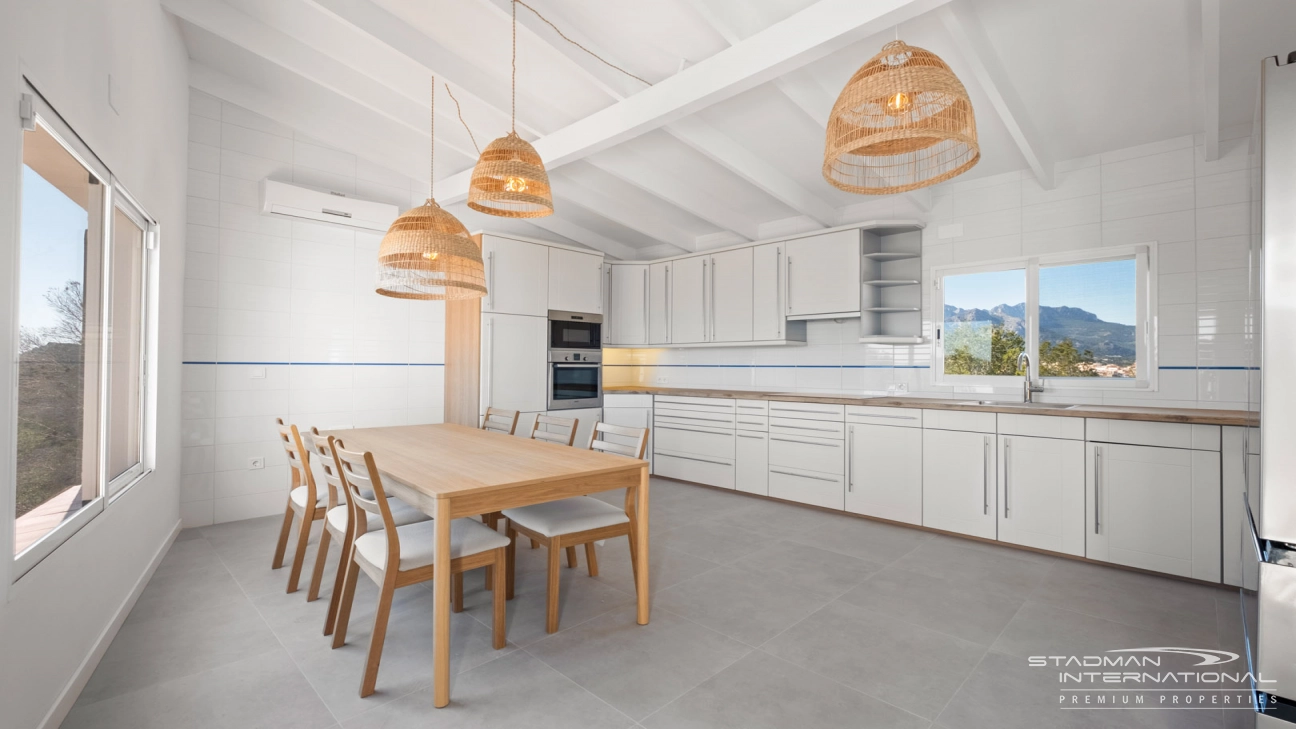 Villa Entièrement Rénovée avec Superbe Vue sur la Mer