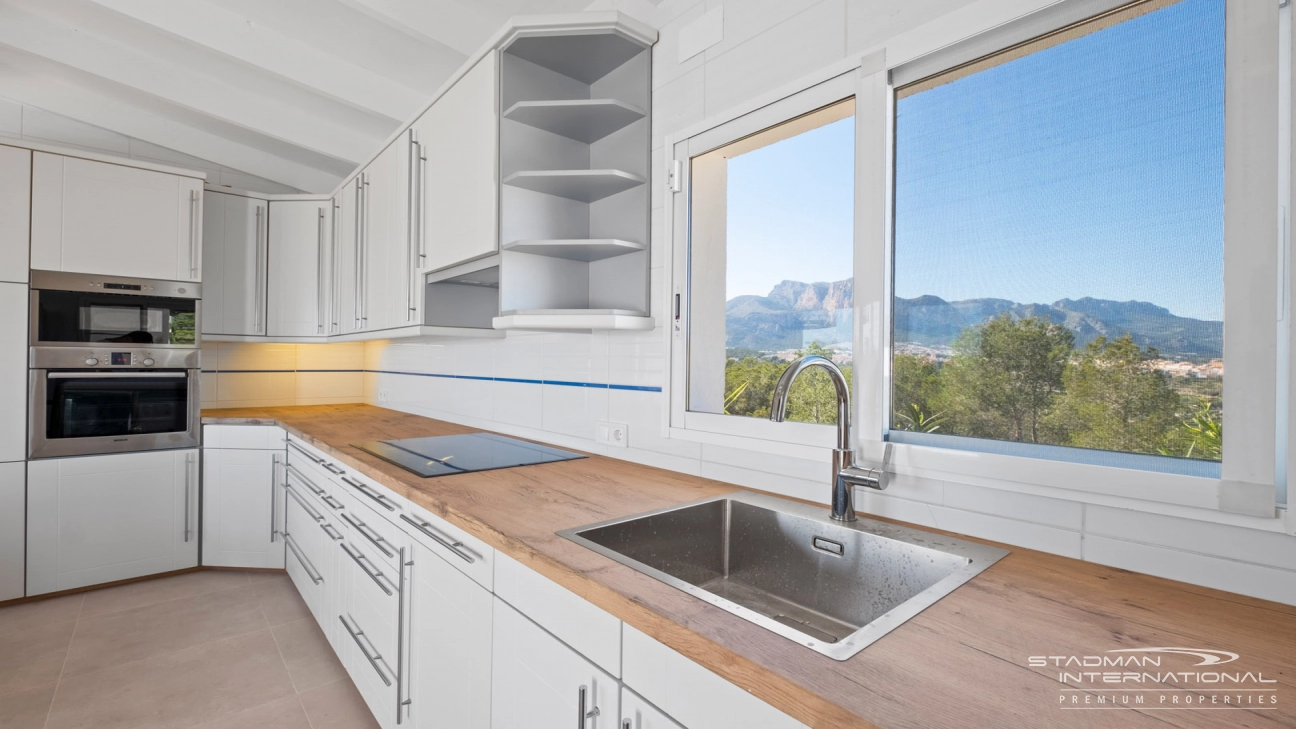 Villa Entièrement Rénovée avec Superbe Vue sur la Mer