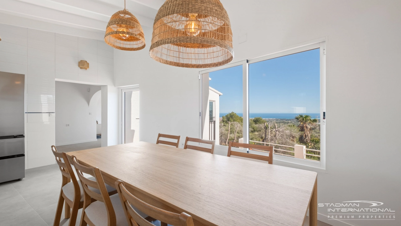 Villa Entièrement Rénovée avec Superbe Vue sur la Mer