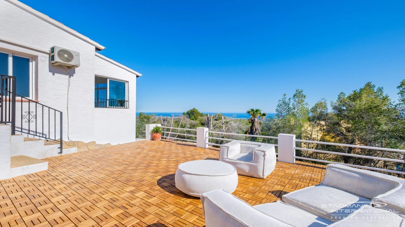 Villa Entièrement Rénovée avec Superbe Vue sur la Mer