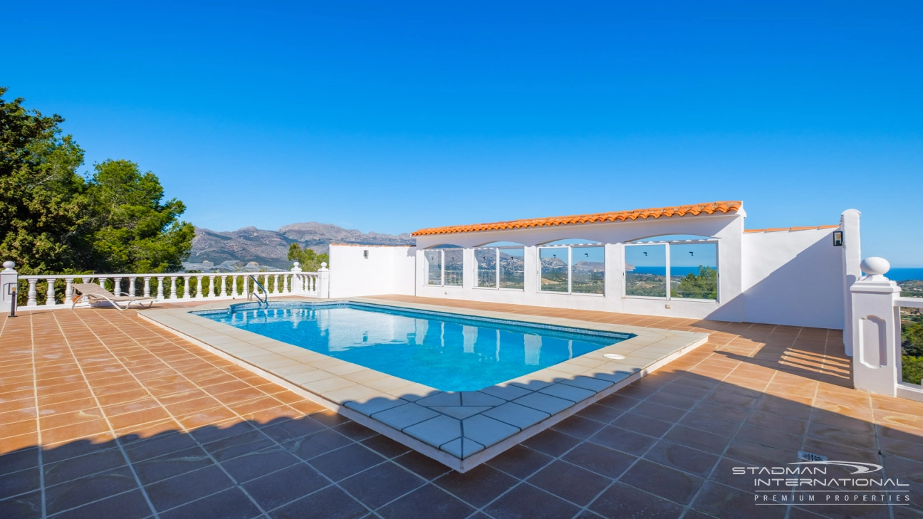 Villa Entièrement Rénovée avec Superbe Vue sur la Mer