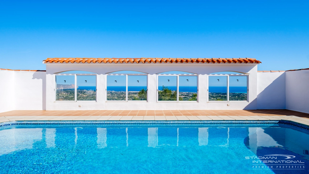 Villa Entièrement Rénovée avec Superbe Vue sur la Mer