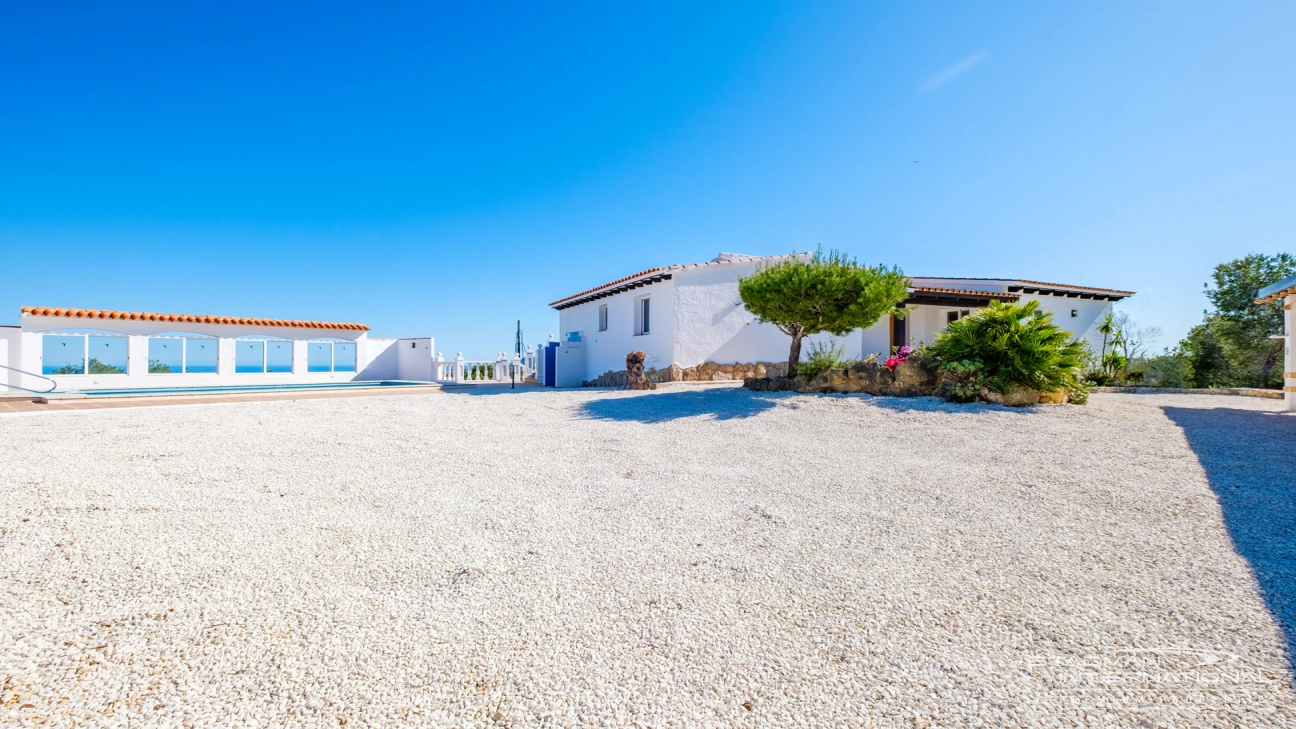 Villa Entièrement Rénovée avec Superbe Vue sur la Mer
