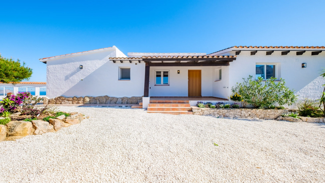 Villa Entièrement Rénovée avec Superbe Vue sur la Mer