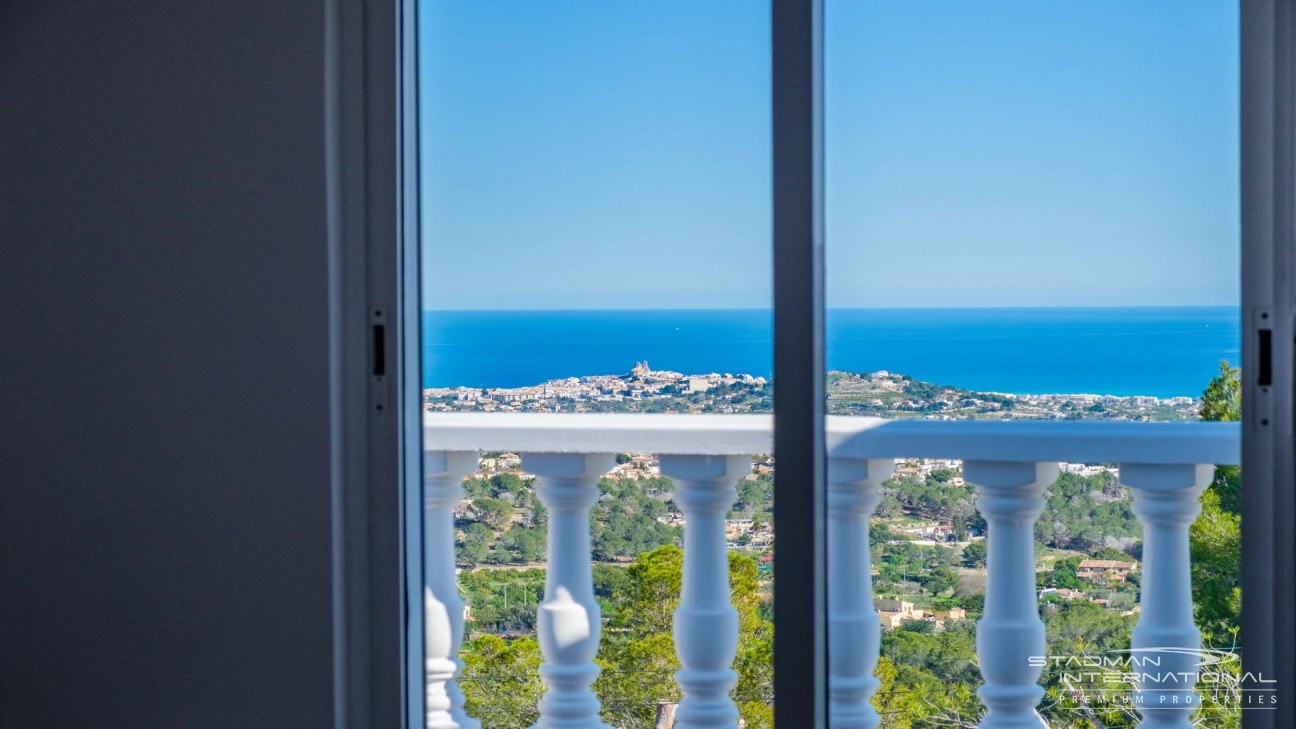 Villa Entièrement Rénovée avec Superbe Vue sur la Mer