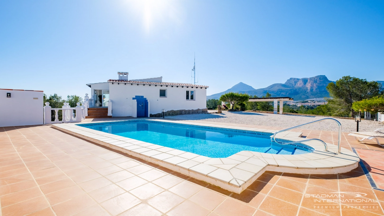 Villa Entièrement Rénovée avec Superbe Vue sur la Mer