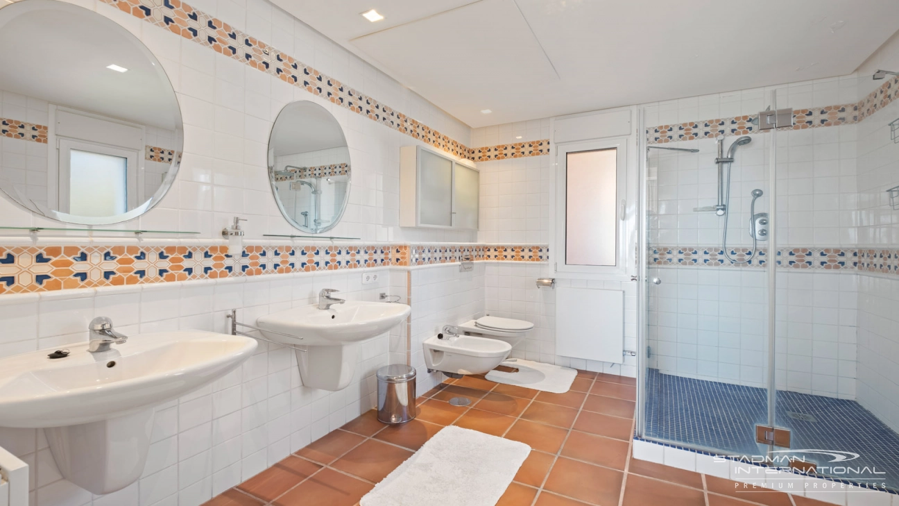 Großzügiges Familienhaus mit Meerblick in Toplage