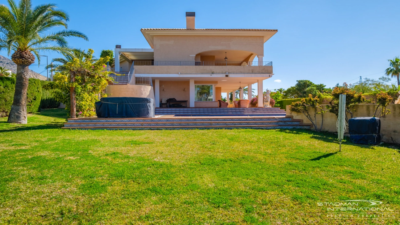 Großzügiges Familienhaus mit Meerblick in Toplage