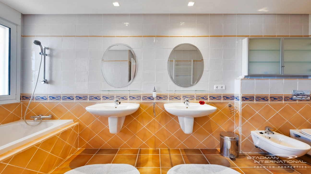 Großzügiges Familienhaus mit Meerblick in Toplage