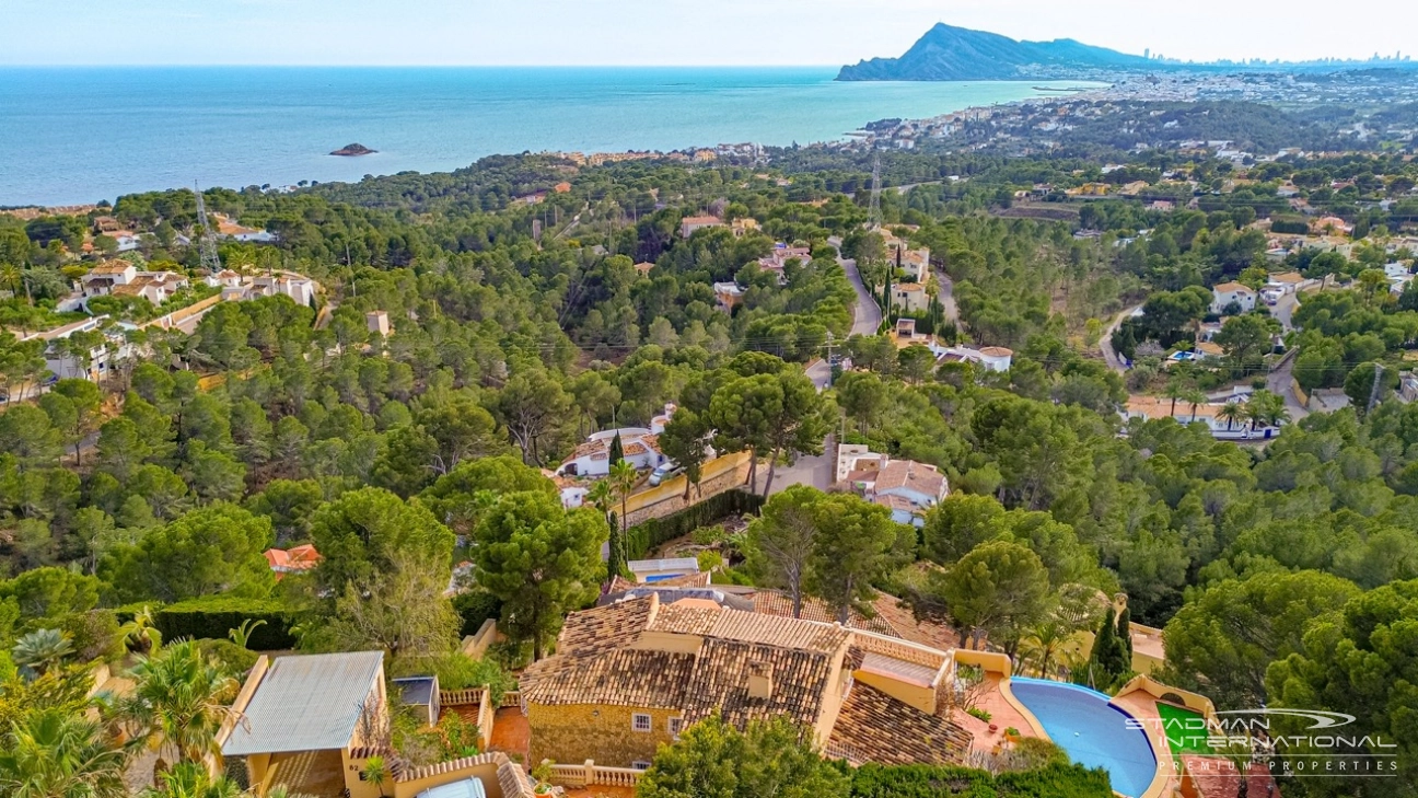 Elegante Mediterrane Villa mit Panoramischem Meerblick