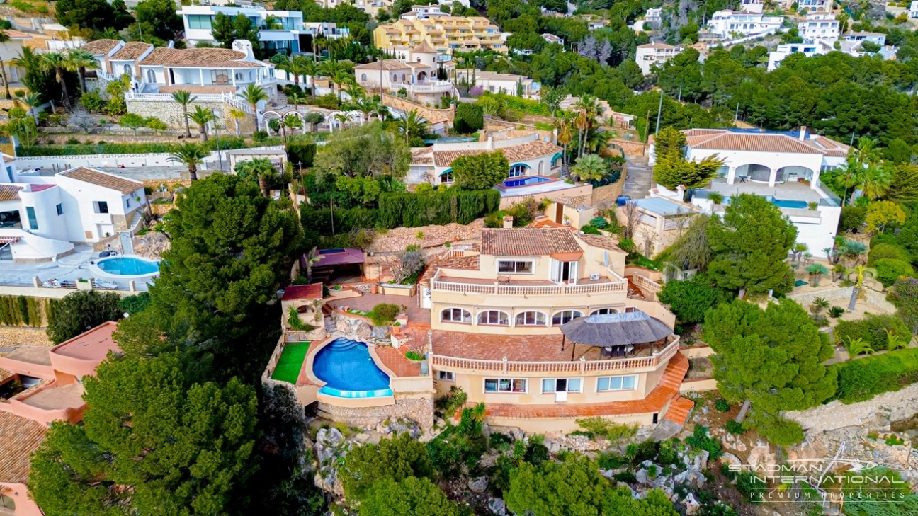 Elegante Mediterrane Villa mit Panoramischem Meerblick