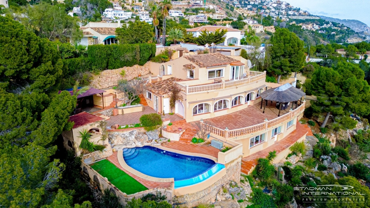 Elegante Mediterrane Villa mit Panoramischem Meerblick