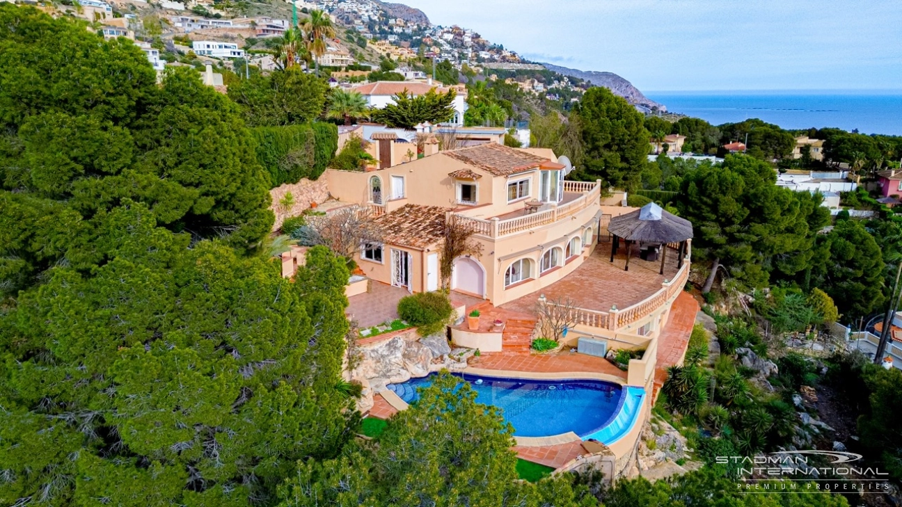 Elegante Mediterrane Villa mit Panoramischem Meerblick