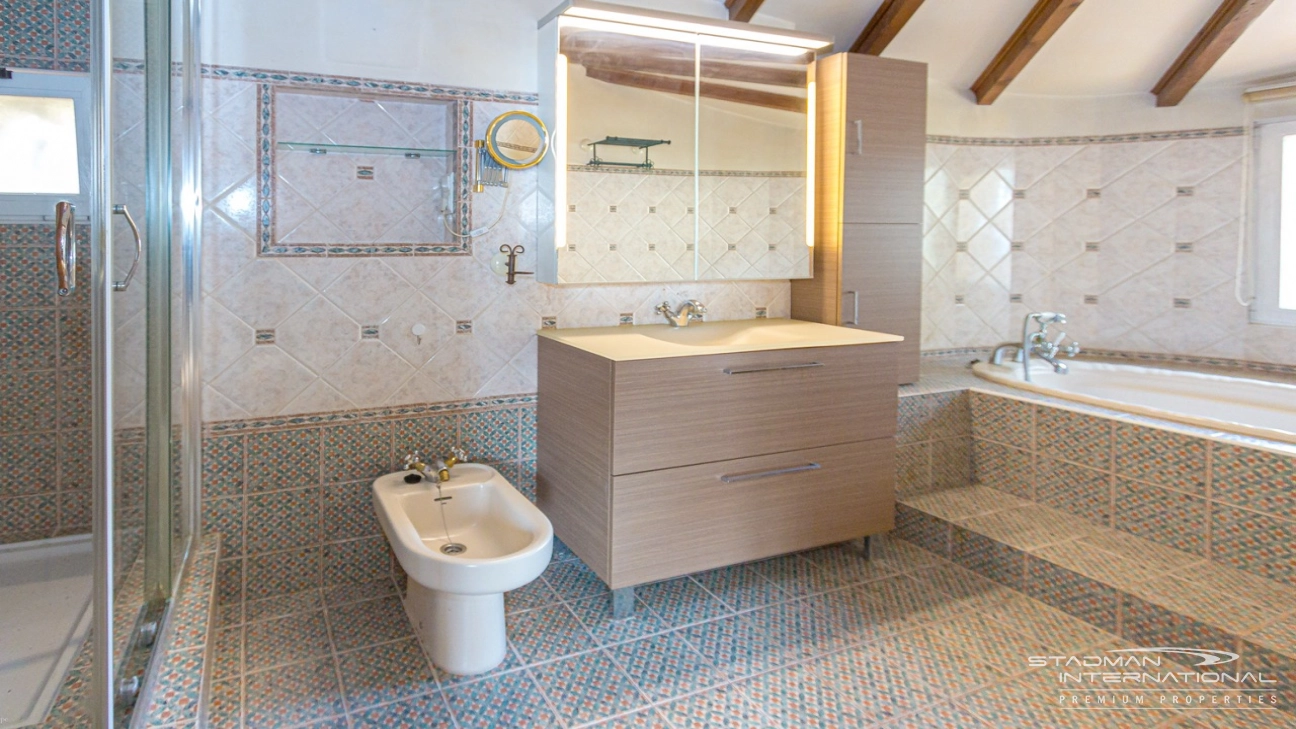 Elegante Mediterrane Villa mit Panoramischem Meerblick