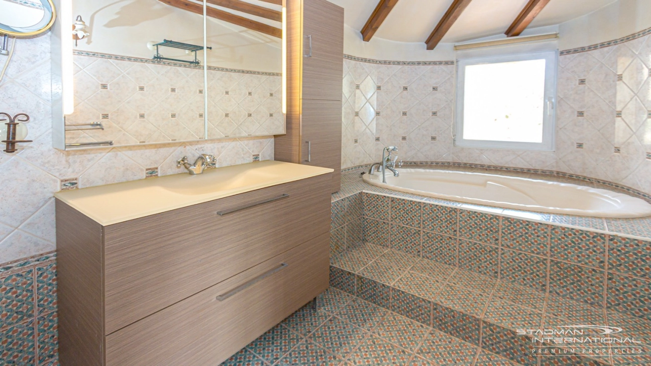 Elegante Mediterrane Villa mit Panoramischem Meerblick