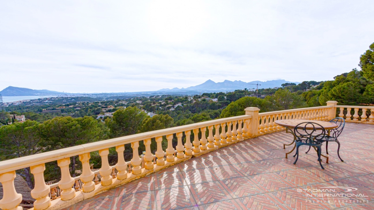 Elegante Mediterrane Villa mit Panoramischem Meerblick