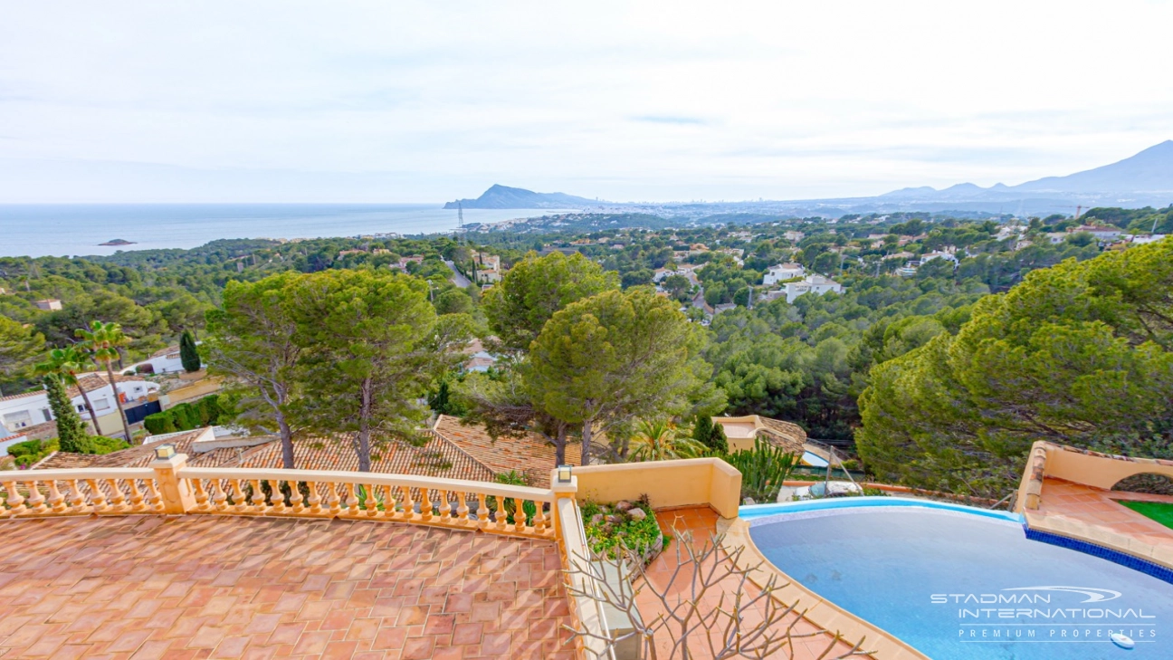 Elegante Mediterrane Villa mit Panoramischem Meerblick
