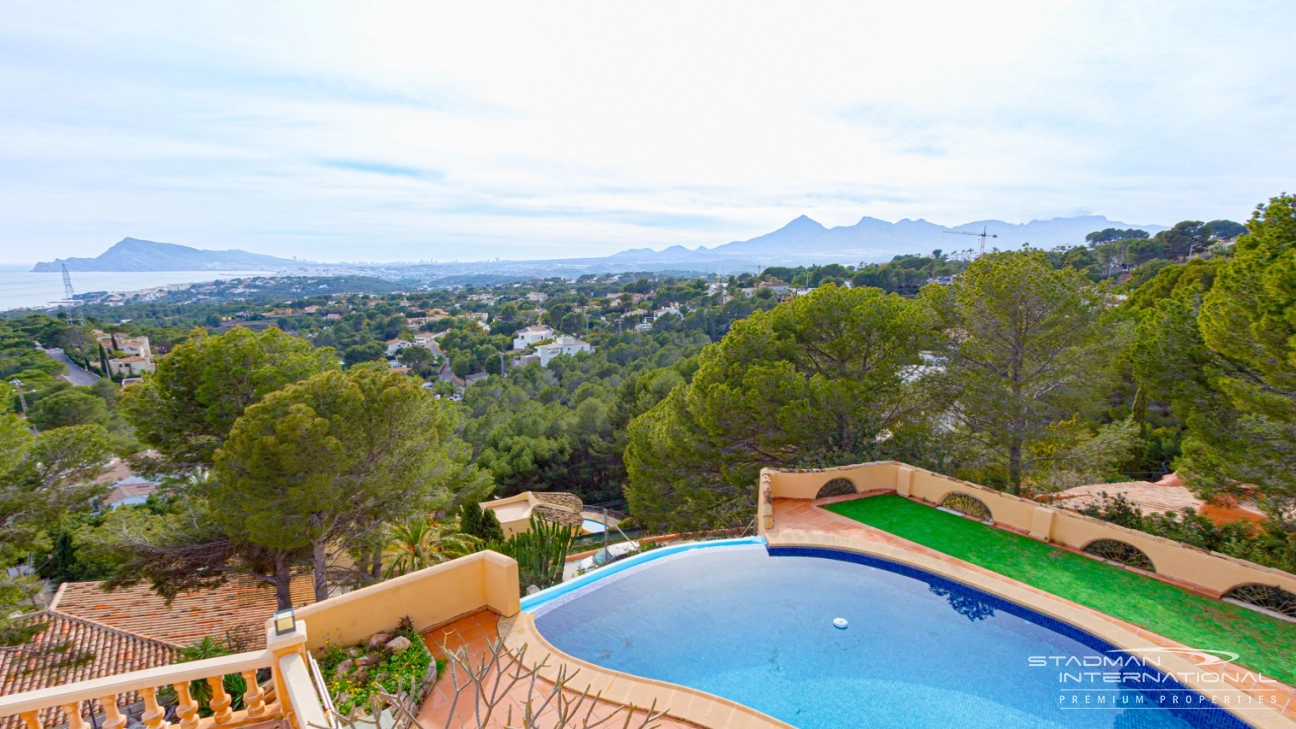 Elegante Mediterrane Villa mit Panoramischem Meerblick