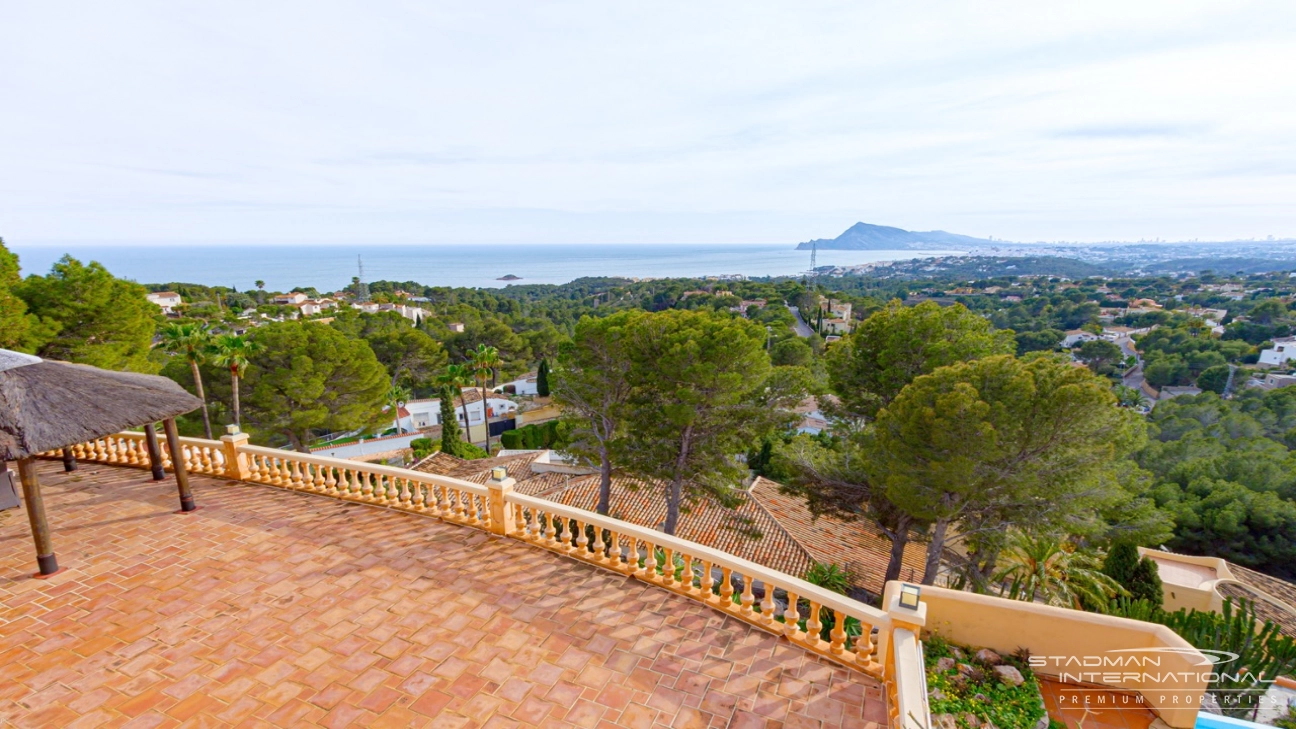 Elegante Mediterrane Villa mit Panoramischem Meerblick