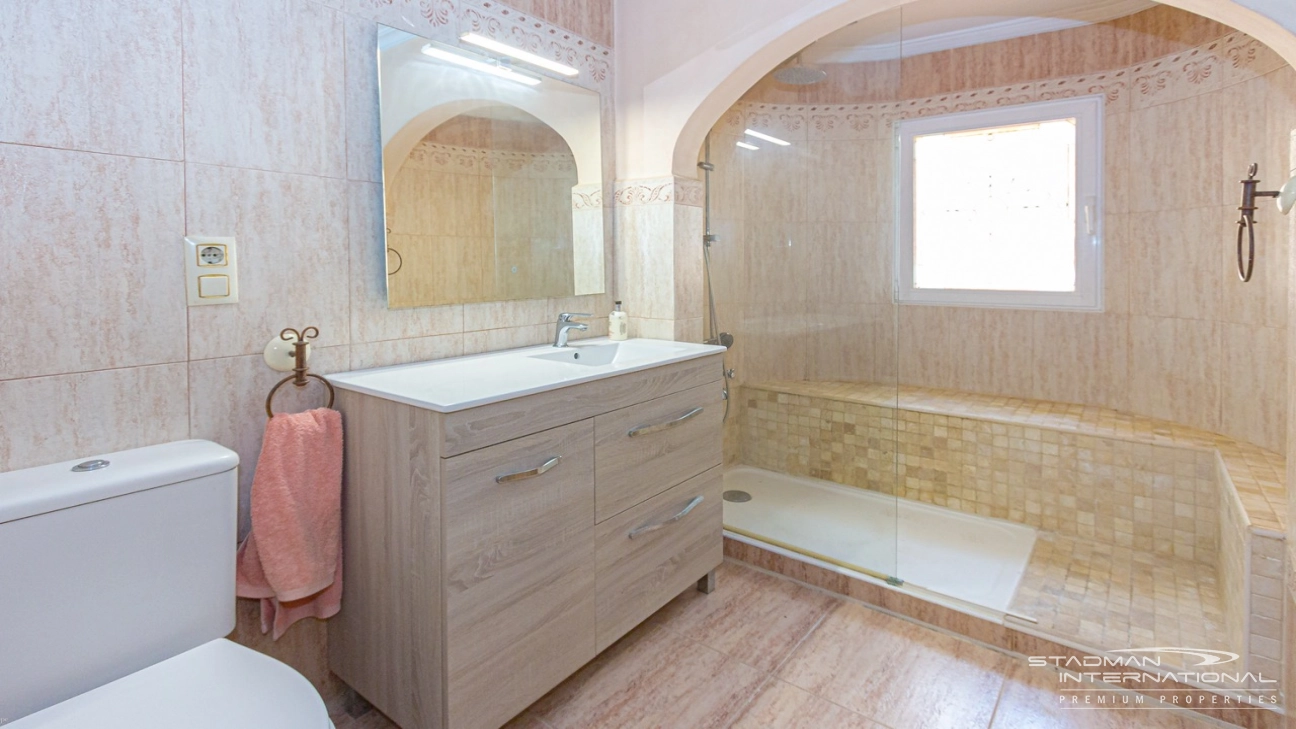 Elegante Mediterrane Villa mit Panoramischem Meerblick