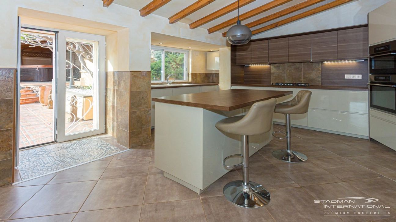 Elegante Mediterrane Villa mit Panoramischem Meerblick