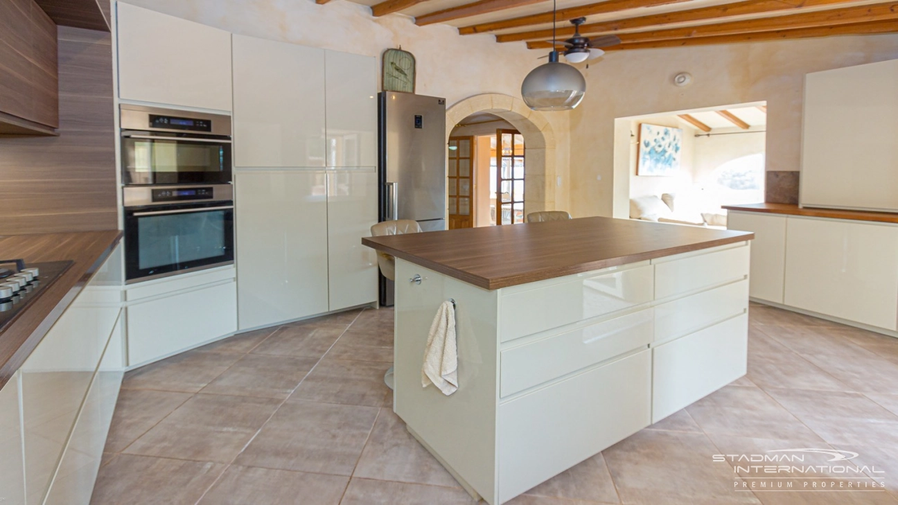 Elegante Mediterrane Villa mit Panoramischem Meerblick