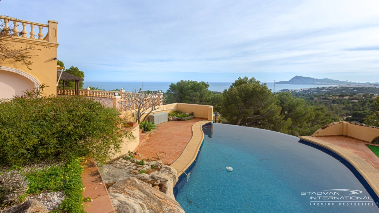 Elegante Mediterrane Villa mit Panoramischem Meerblick