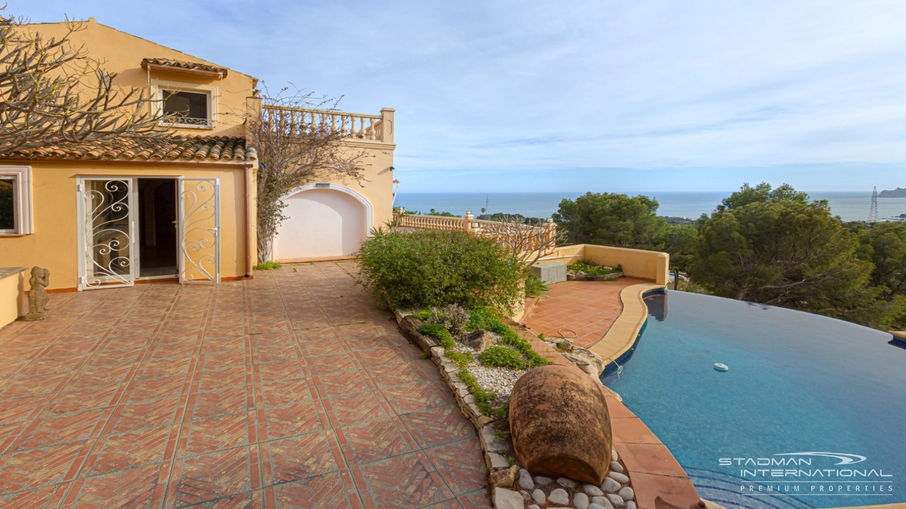 Elegante Mediterrane Villa mit Panoramischem Meerblick