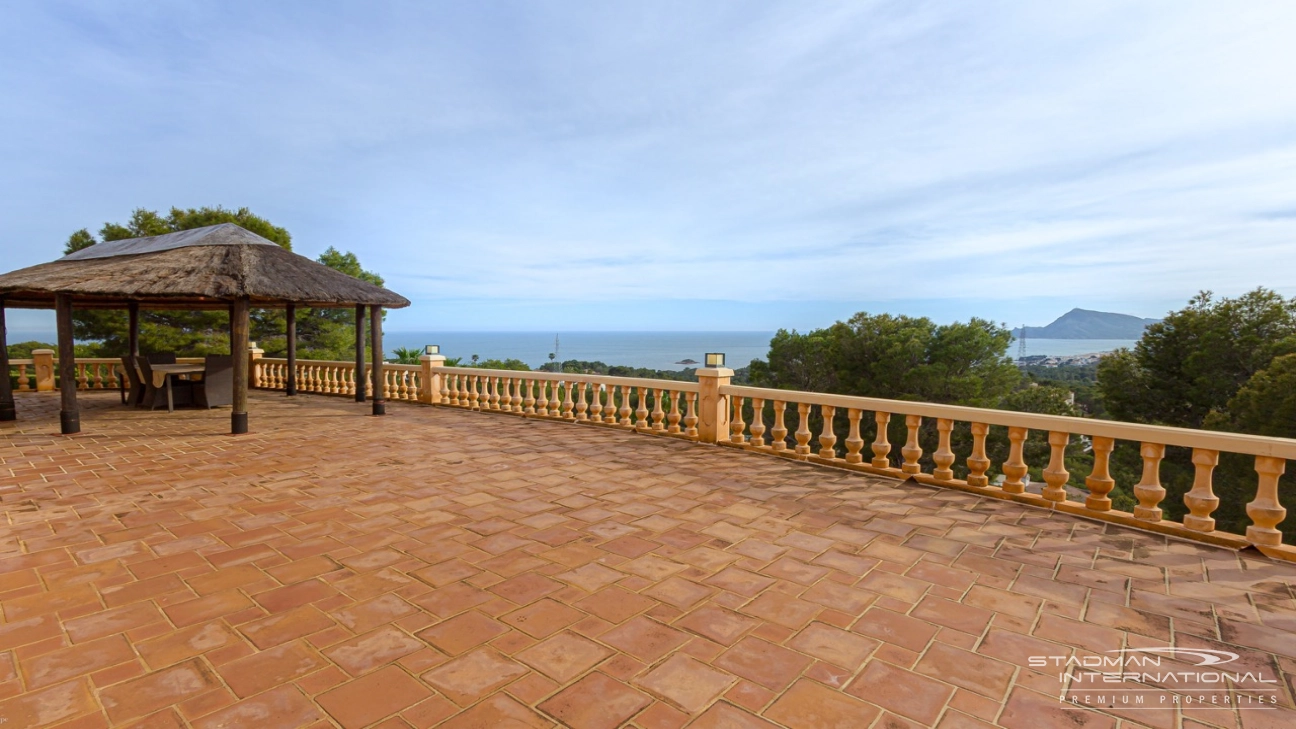 Elegante Mediterrane Villa mit Panoramischem Meerblick