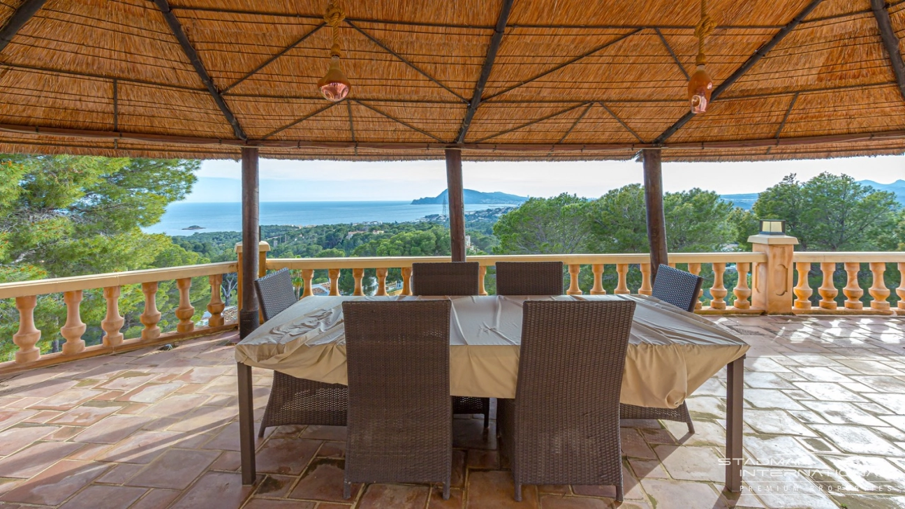 Elegante Mediterrane Villa mit Panoramischem Meerblick