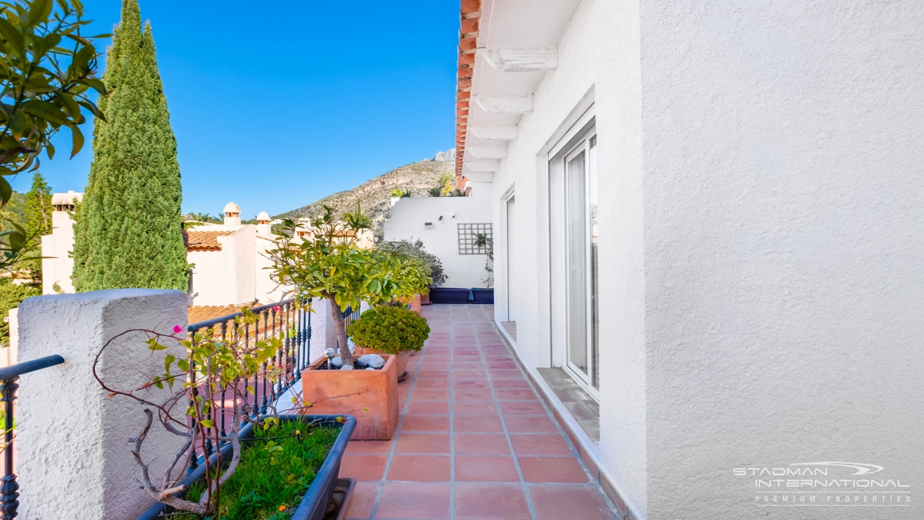 Doppelhaushälfte mit Panoramablick auf das Meer in Altea Hills