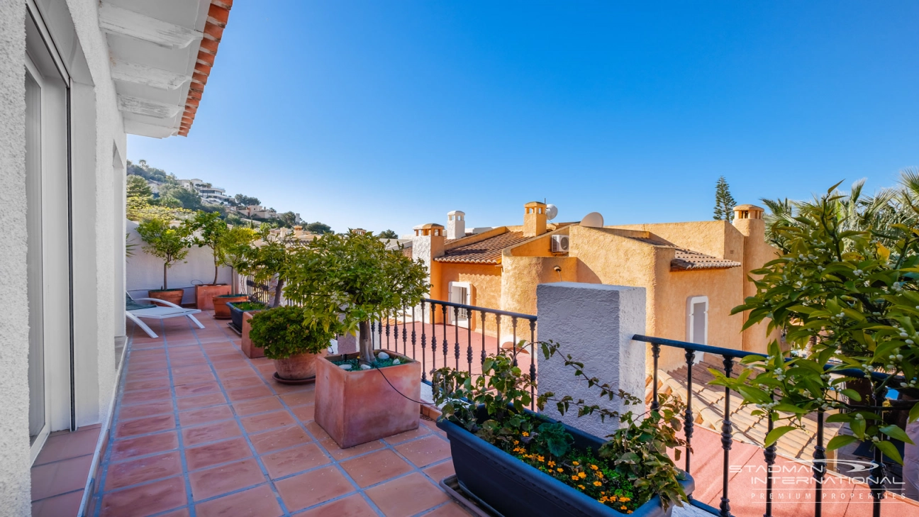 Doppelhaushälfte mit Panoramablick auf das Meer in Altea Hills