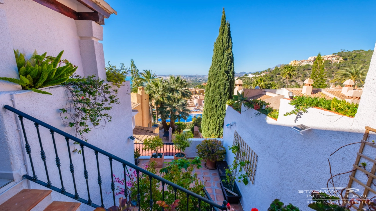 Doppelhaushälfte mit Panoramablick auf das Meer in Altea Hills