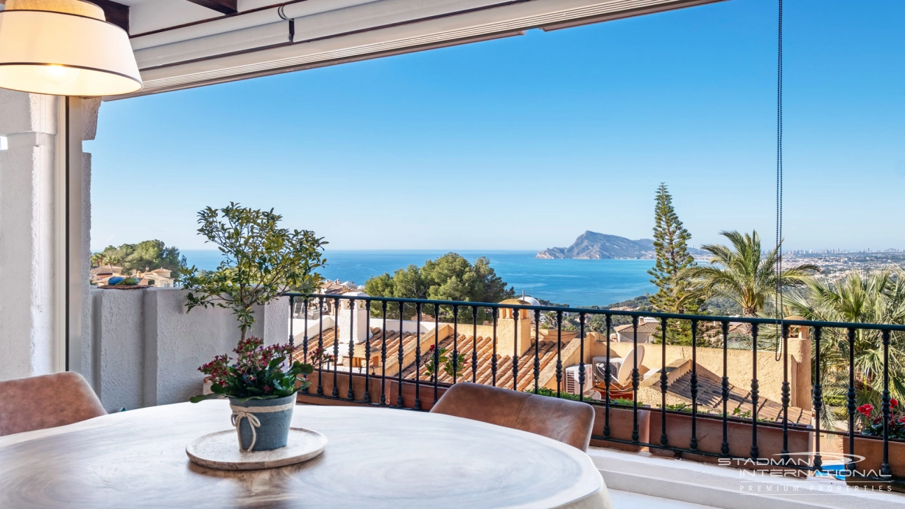 Doppelhaushälfte mit Panoramablick auf das Meer in Altea Hills
