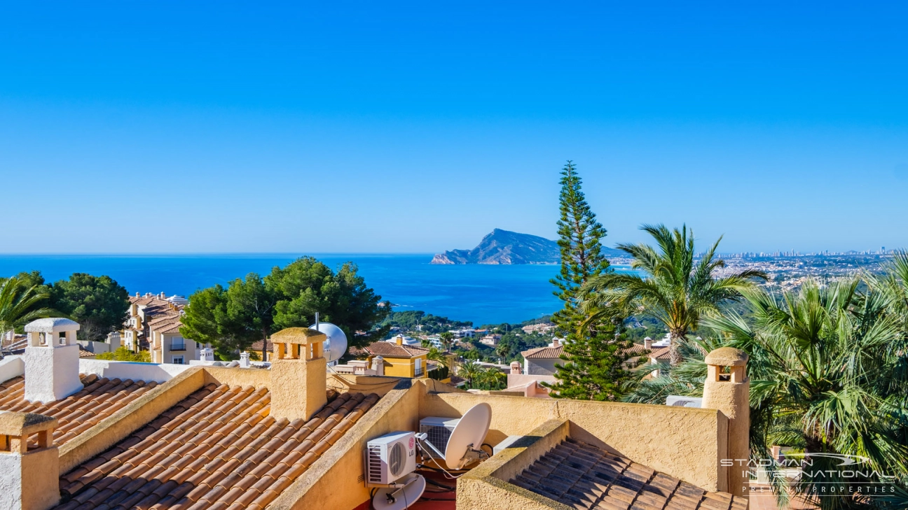 Doppelhaushälfte mit Panoramablick auf das Meer in Altea Hills