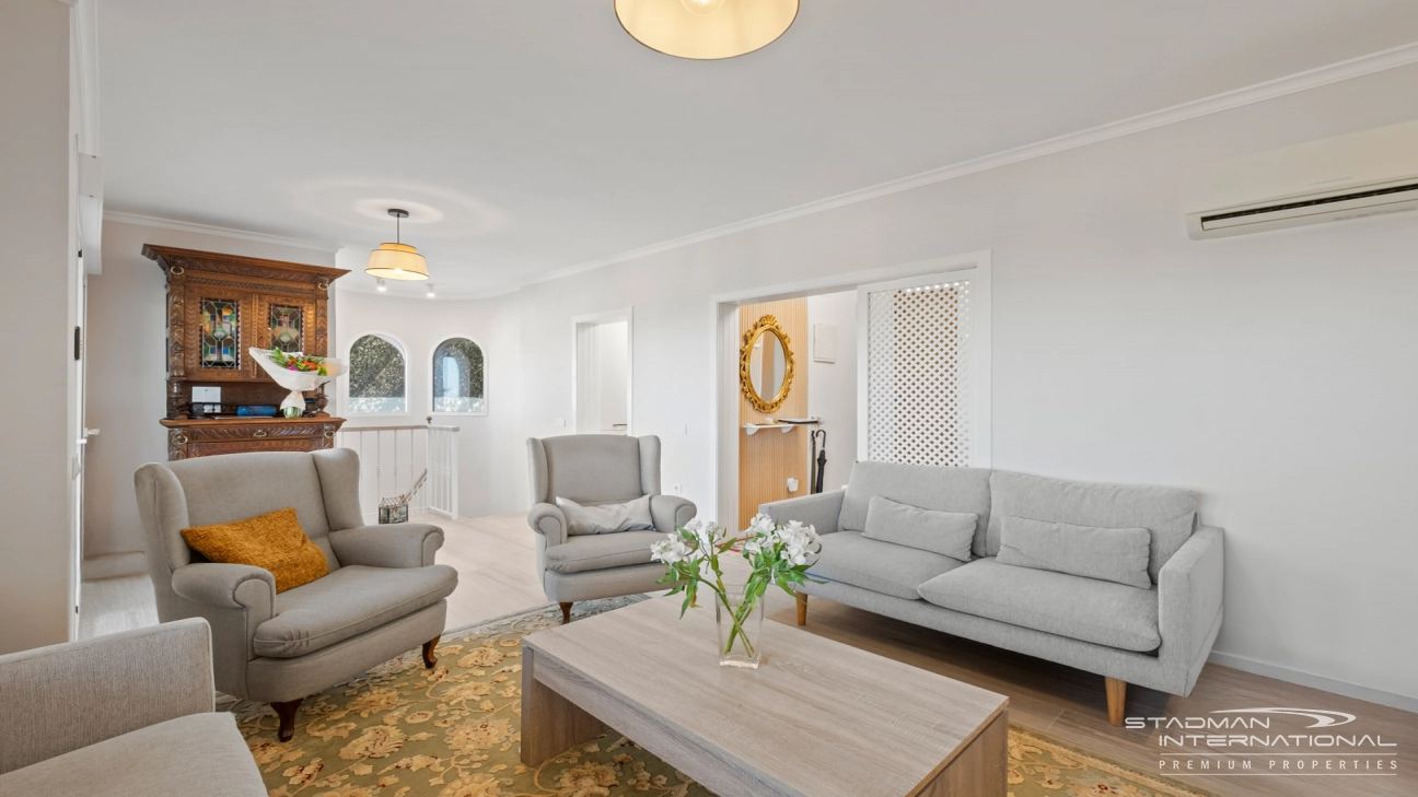 Doppelhaushälfte mit Panoramablick auf das Meer in Altea Hills