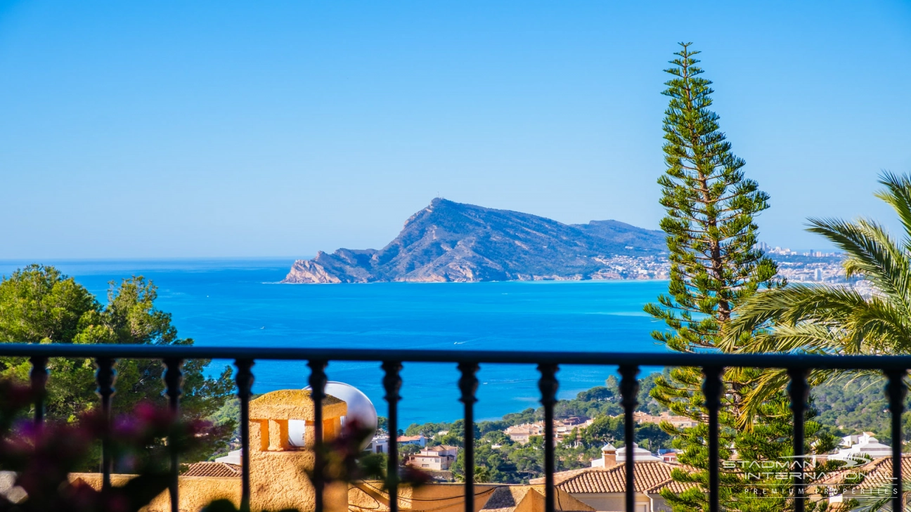 Doppelhaushälfte mit Panoramablick auf das Meer in Altea Hills