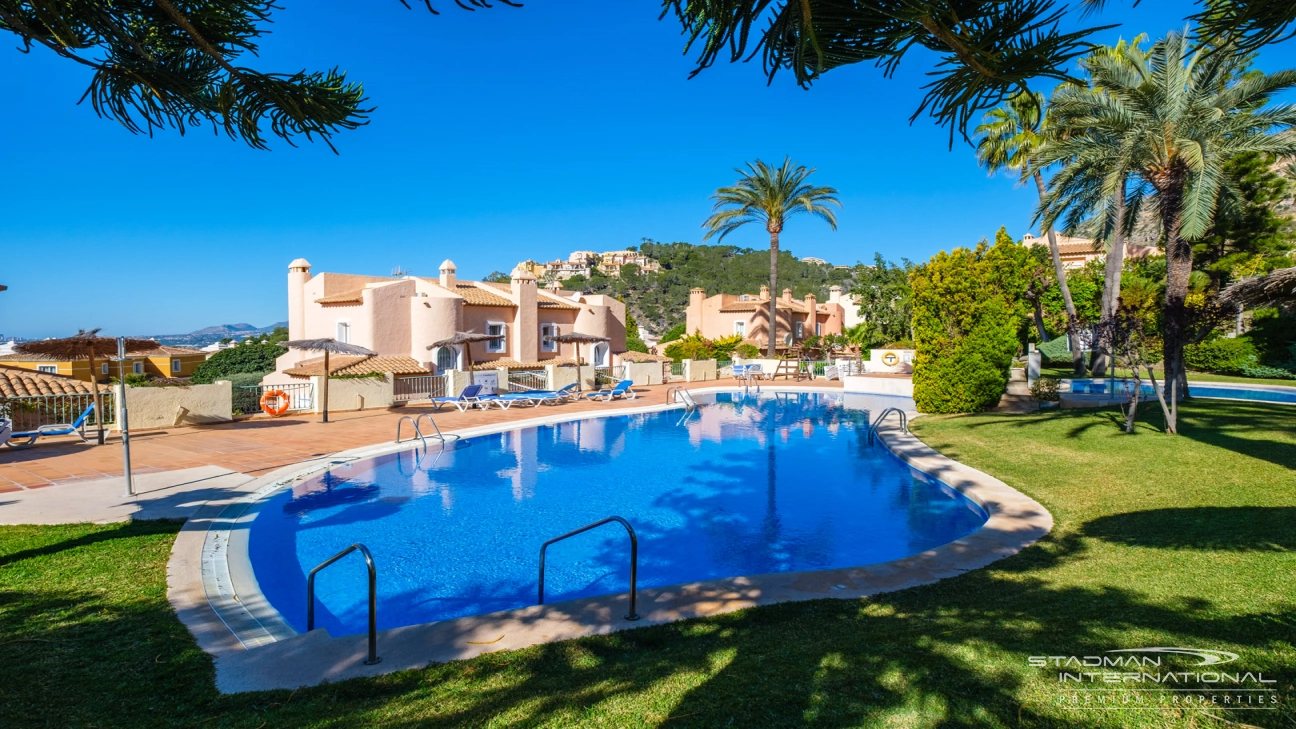 Doppelhaushälfte mit Panoramablick auf das Meer in Altea Hills