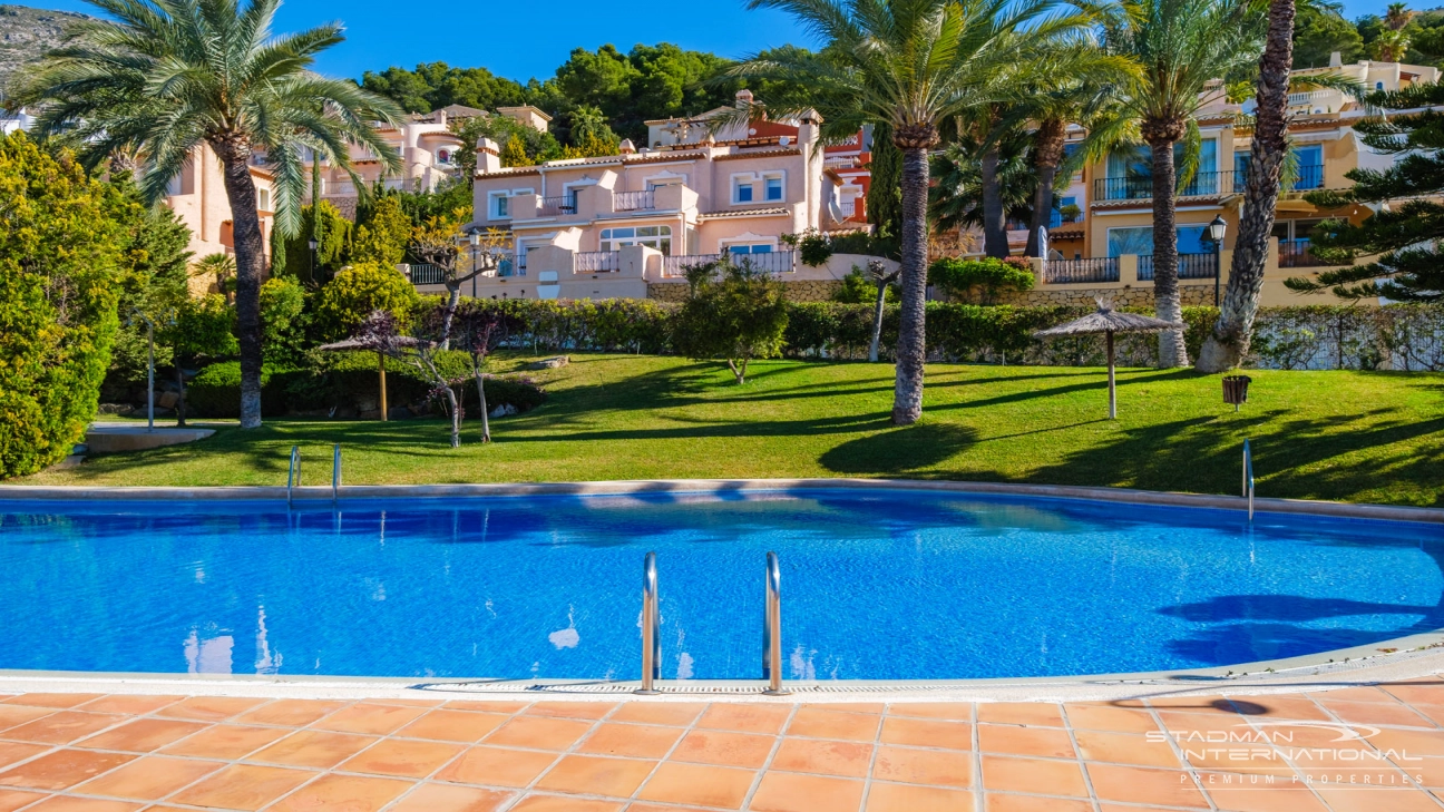 Doppelhaushälfte mit Panoramablick auf das Meer in Altea Hills